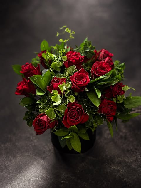 カルペ・ディエムによる深紅のバラとグリーンの花束